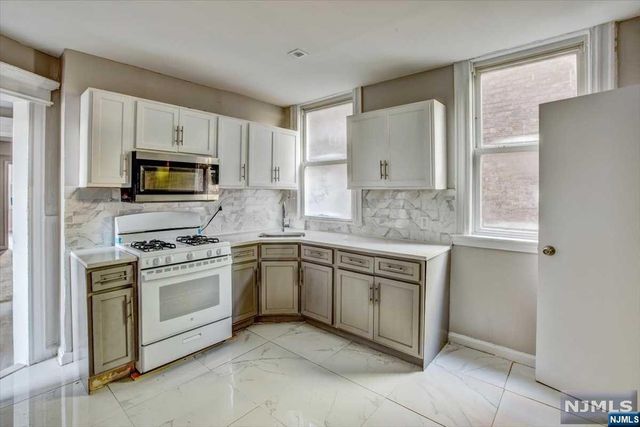70 S 9th Street, Newark, NJ 07107