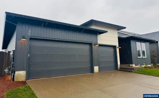 707 Magnolia Av, Woodburn, OR 97071