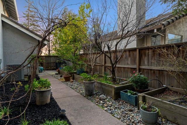 3370 Emerson Dr, Roseville, CA 95661