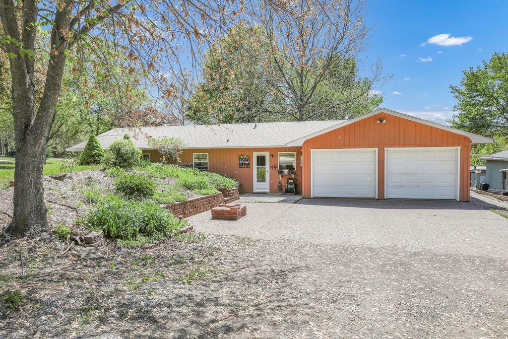 123 Timber Ridge Drive, Pella, IA 50219