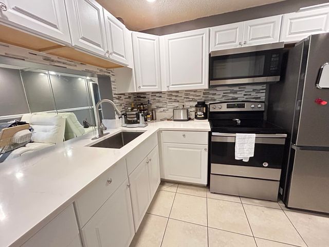 1007 GREEN PINE Boulevard F3, West Palm Beach, FL 33409