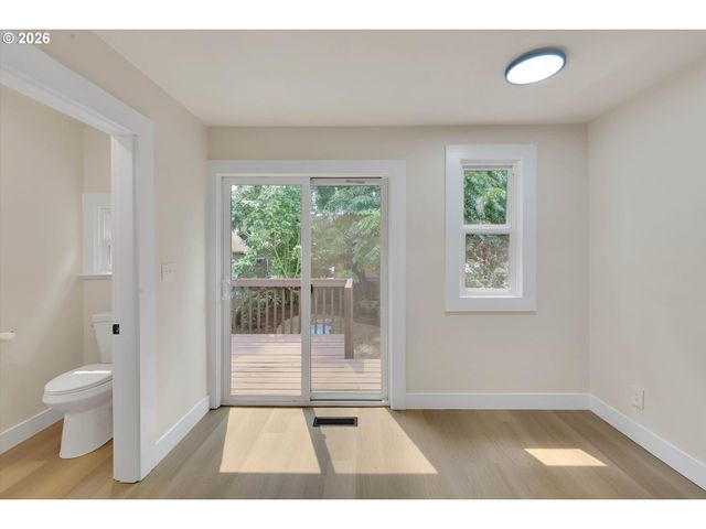 1926 Se WASHINGTON St, Portland, OR 97214