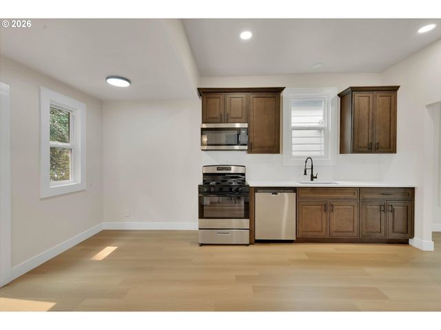 1926 Se WASHINGTON St, Portland, OR 97214