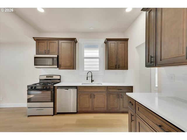 1926 Se WASHINGTON St, Portland, OR 97214