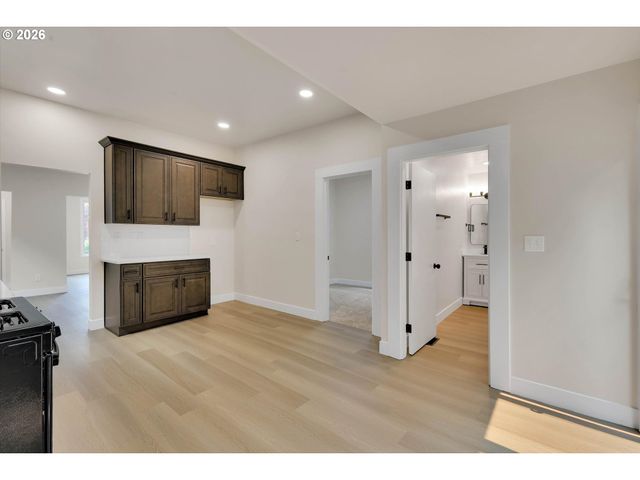 1926 Se WASHINGTON St, Portland, OR 97214