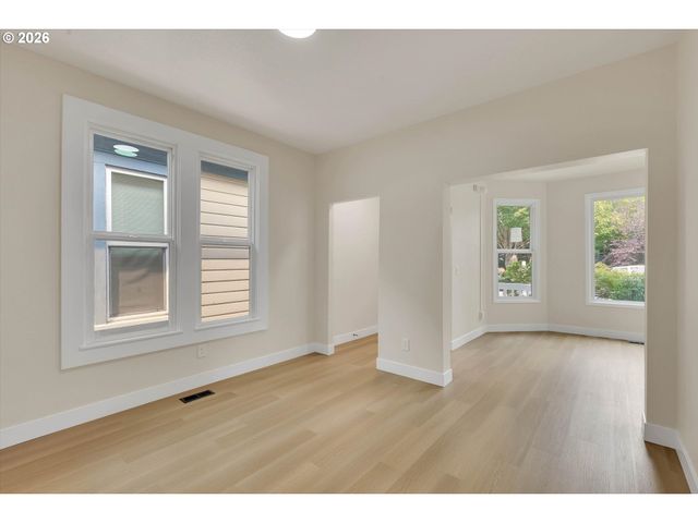 1926 Se WASHINGTON St, Portland, OR 97214