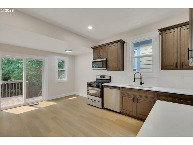 1926 Se WASHINGTON St, Portland, OR 97214