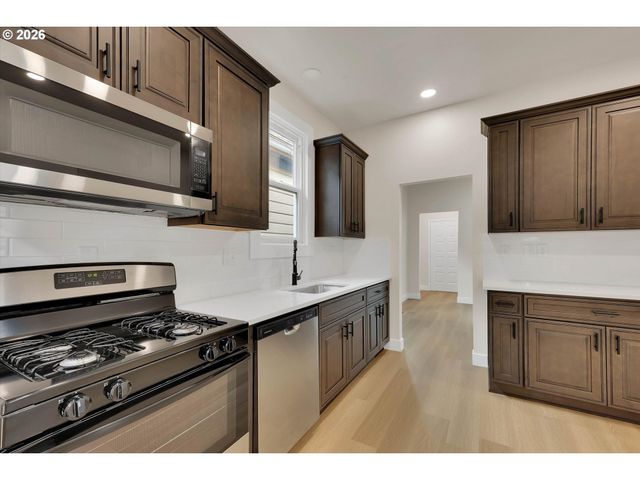 1926 Se WASHINGTON St, Portland, OR 97214