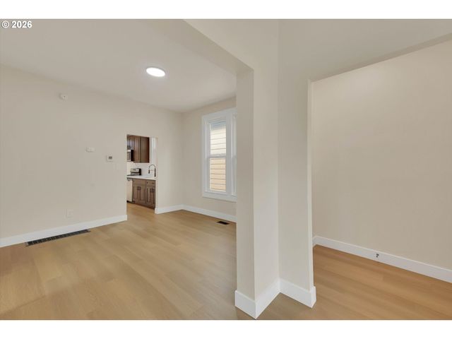 1926 Se WASHINGTON St, Portland, OR 97214