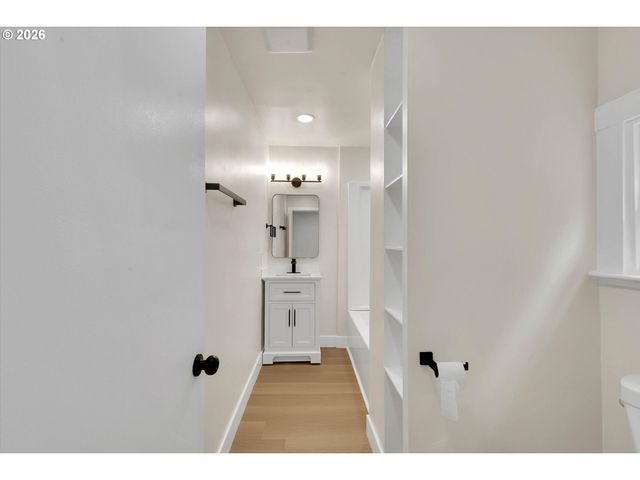 1926 Se WASHINGTON St, Portland, OR 97214