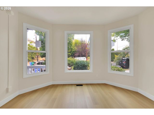 1926 Se WASHINGTON St, Portland, OR 97214