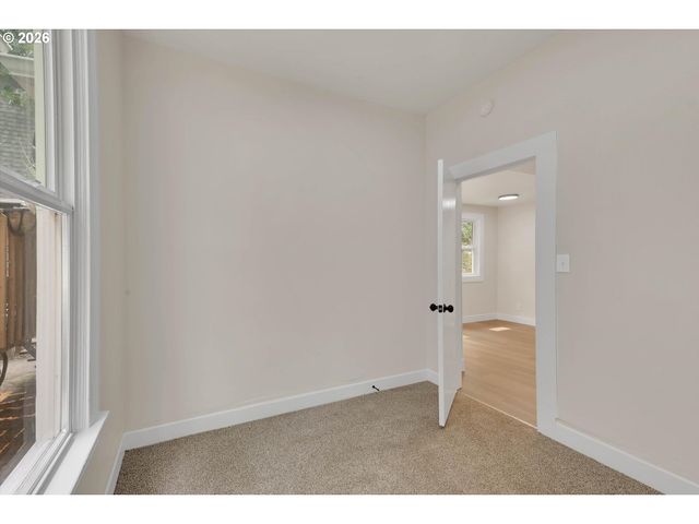 1926 Se WASHINGTON St, Portland, OR 97214