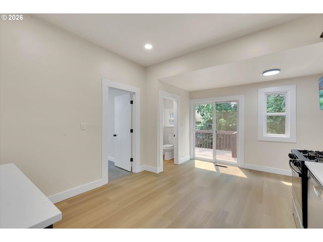 1926 Se WASHINGTON St, Portland, OR 97214