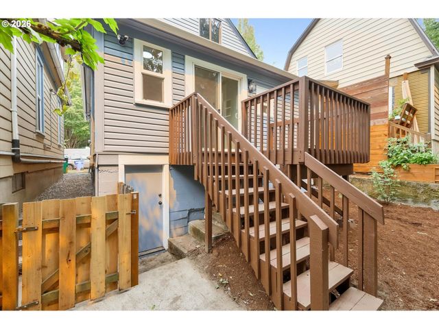 1926 Se WASHINGTON St, Portland, OR 97214
