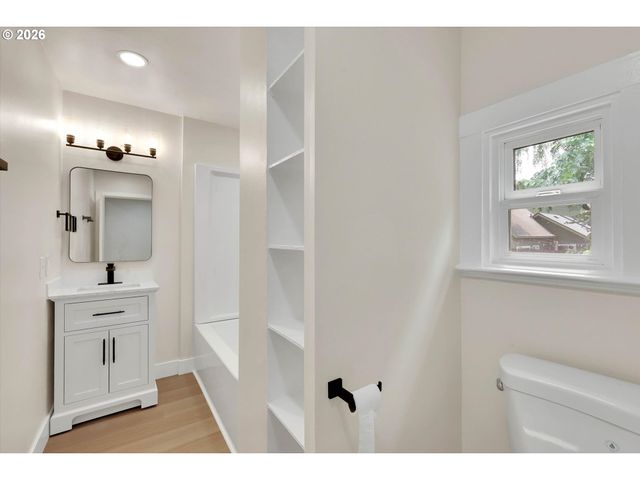 1926 Se WASHINGTON St, Portland, OR 97214
