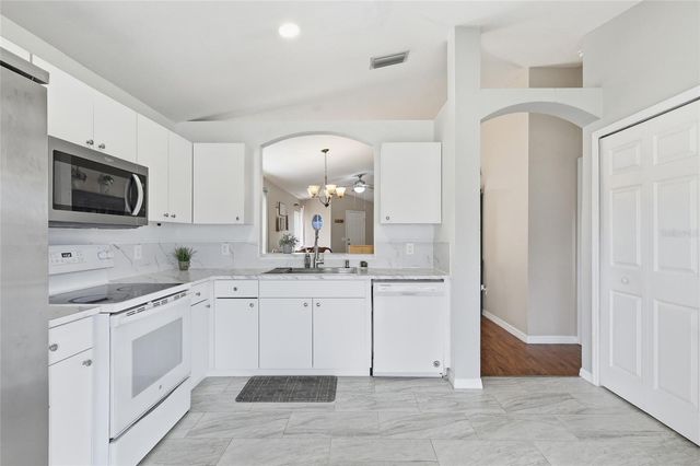 1048 LAKE SHORE RANCH DRIVE, Seffner, FL 33584