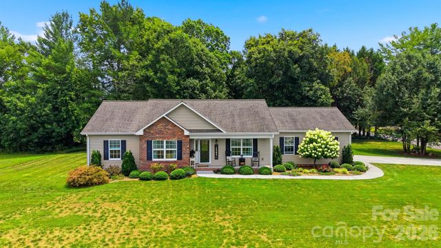 2404 23rd Street Drive NE, Hickory, NC 28601