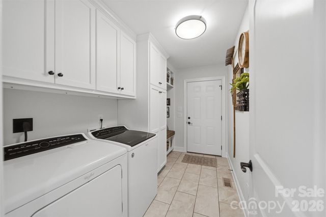 2404 23rd Street Drive NE, Hickory, NC 28601