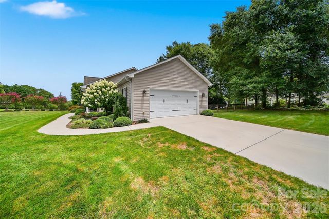 2404 23rd Street Drive NE, Hickory, NC 28601