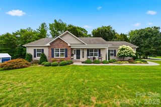 2404 23rd Street Drive NE, Hickory, NC 28601
