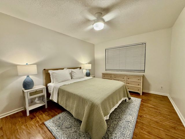 325 Knotty Wood Lane, Wellington, FL 33414