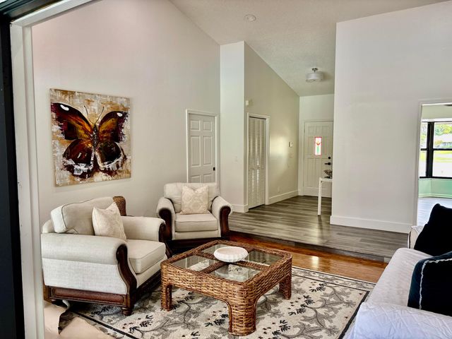 325 Knotty Wood Lane, Wellington, FL 33414