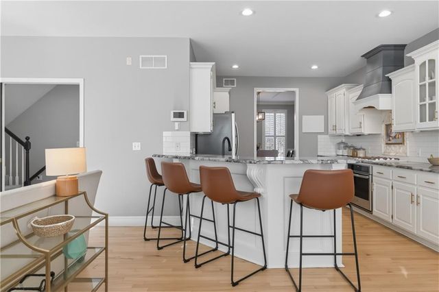 5827 MANOR Lane, Parkville, MO 64152