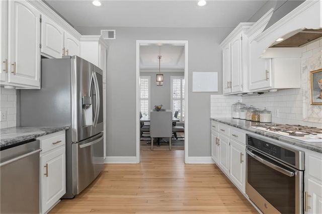 5827 MANOR Lane, Parkville, MO 64152