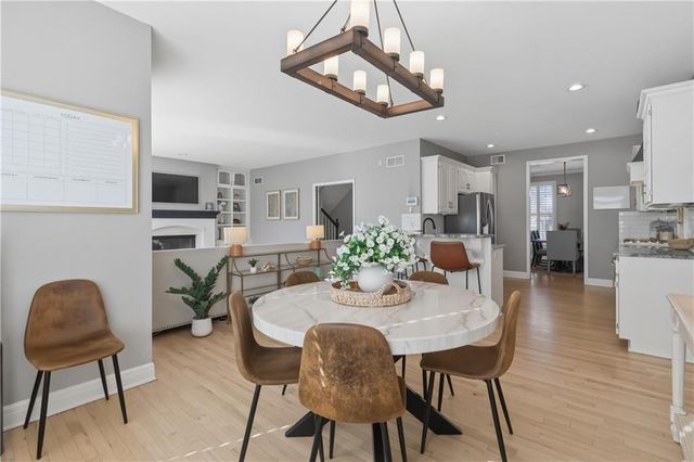 5827 MANOR Lane, Parkville, MO 64152