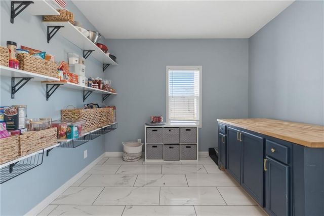 5827 MANOR Lane, Parkville, MO 64152