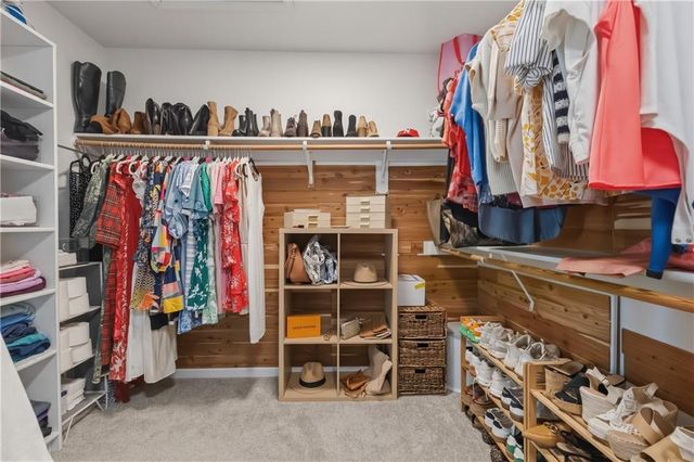 5827 MANOR Lane, Parkville, MO 64152