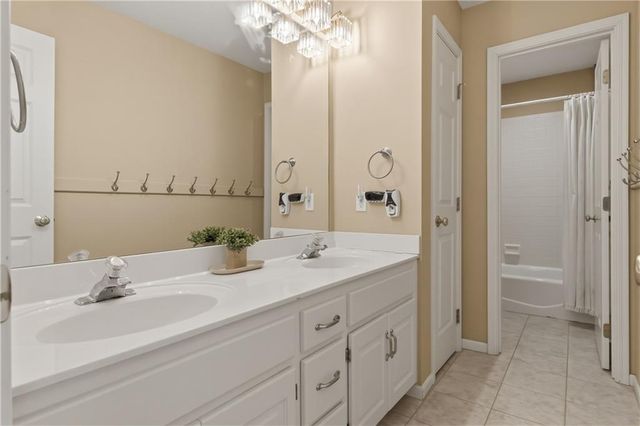 5827 MANOR Lane, Parkville, MO 64152