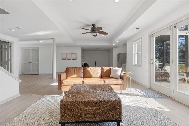 5827 MANOR Lane, Parkville, MO 64152