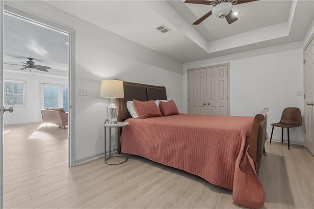 5827 MANOR Lane, Parkville, MO 64152