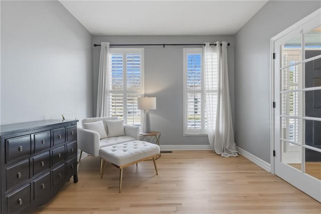 5827 MANOR Lane, Parkville, MO 64152