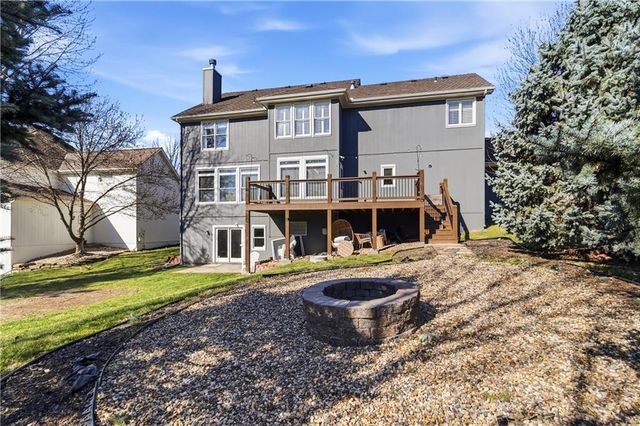 5827 MANOR Lane, Parkville, MO 64152