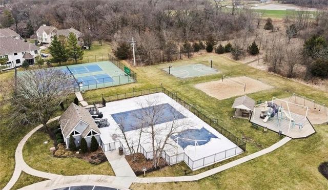 5827 MANOR Lane, Parkville, MO 64152