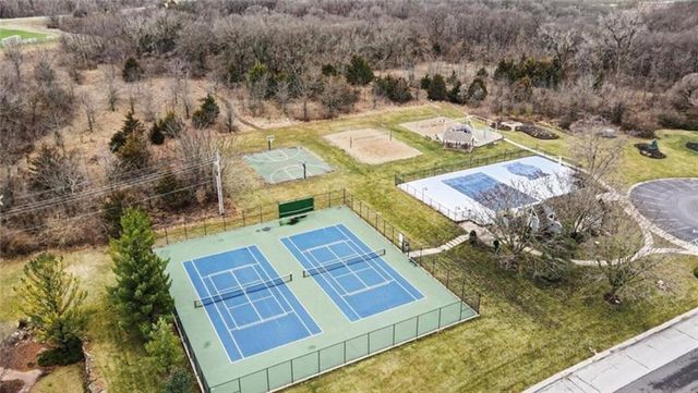 5827 MANOR Lane, Parkville, MO 64152