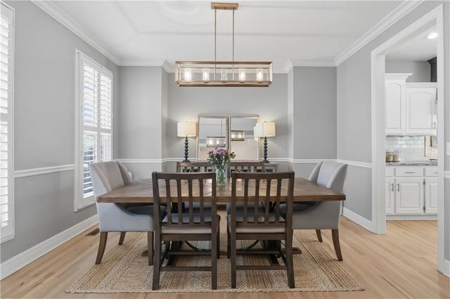 5827 MANOR Lane, Parkville, MO 64152