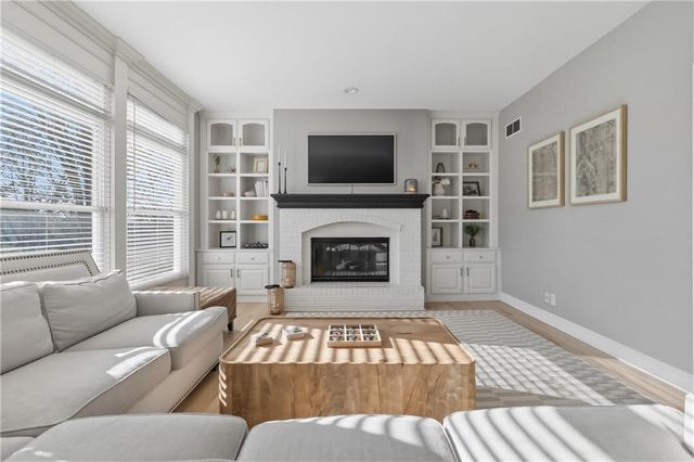 5827 MANOR Lane, Parkville, MO 64152