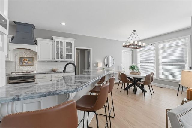 5827 MANOR Lane, Parkville, MO 64152