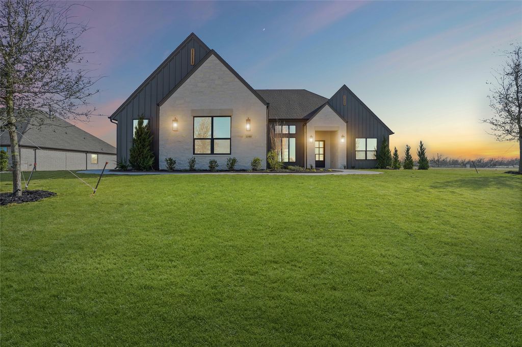 1100 Beginnings Drive, Granbury, TX 76049
