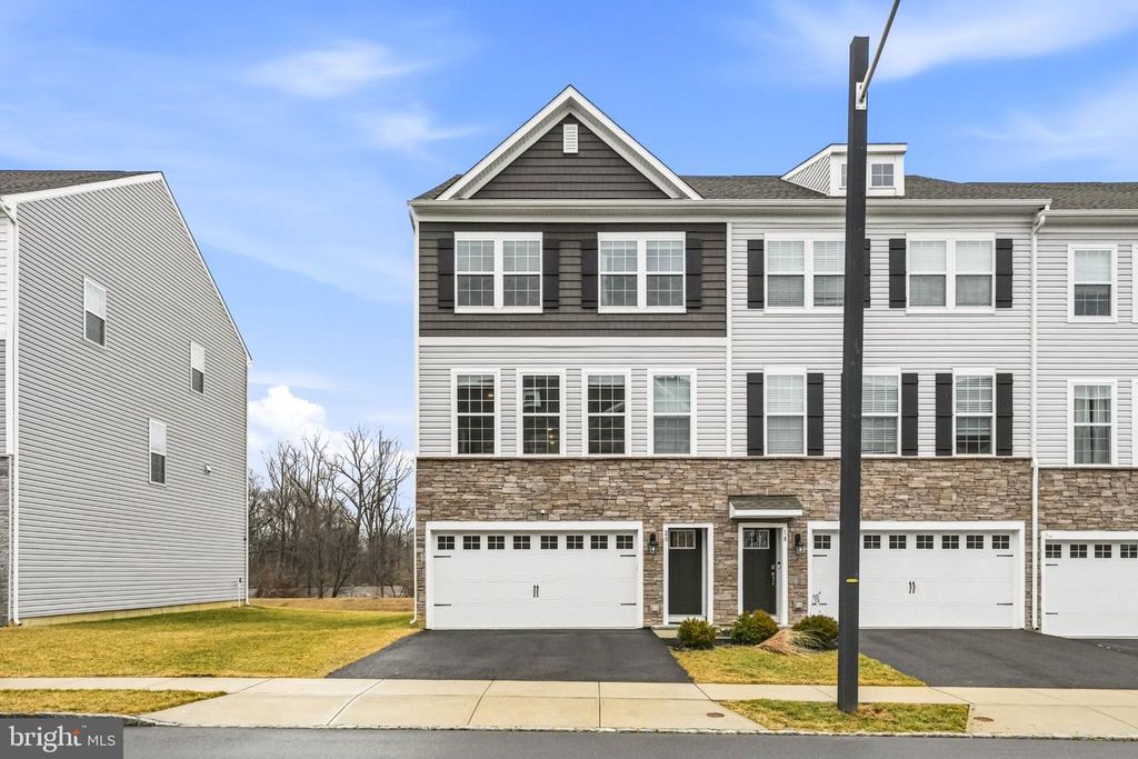 20 SISTERS FARMSTEAD RD, Mount Laurel, NJ 08054