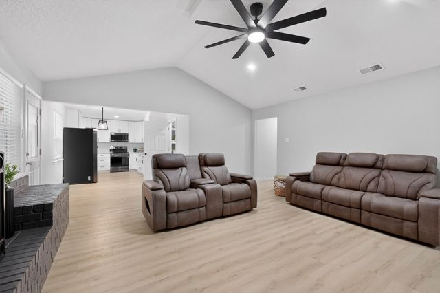 2013 Pebblecreek Drive, Cleburne, TX 76033