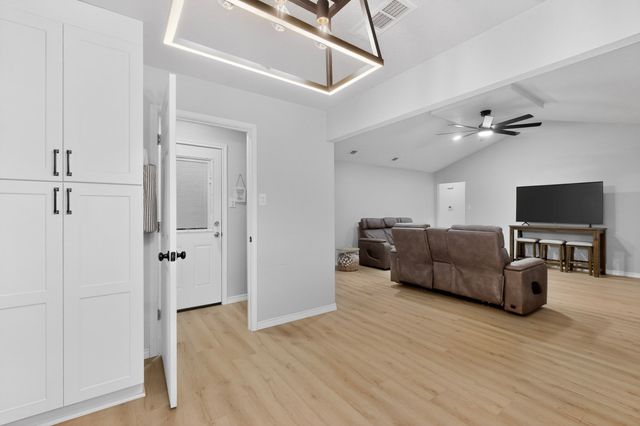 2013 Pebblecreek Drive, Cleburne, TX 76033