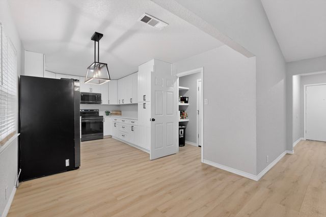 2013 Pebblecreek Drive, Cleburne, TX 76033