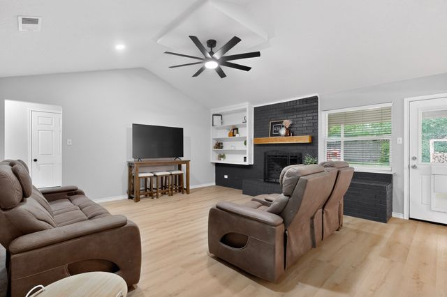 2013 Pebblecreek Drive, Cleburne, TX 76033