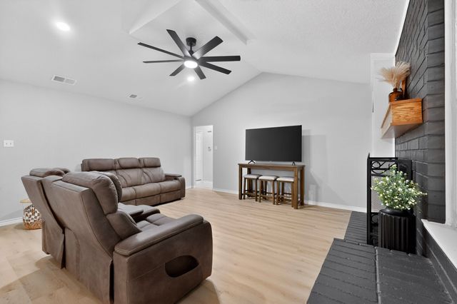 2013 Pebblecreek Drive, Cleburne, TX 76033