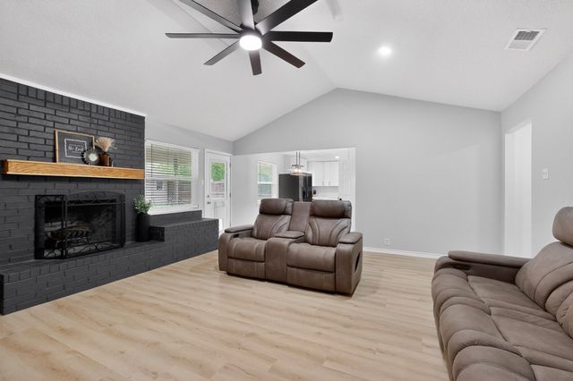 2013 Pebblecreek Drive, Cleburne, TX 76033