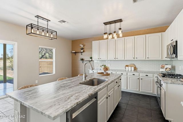 5752 W King Snake Drive, Tucson, AZ 85742